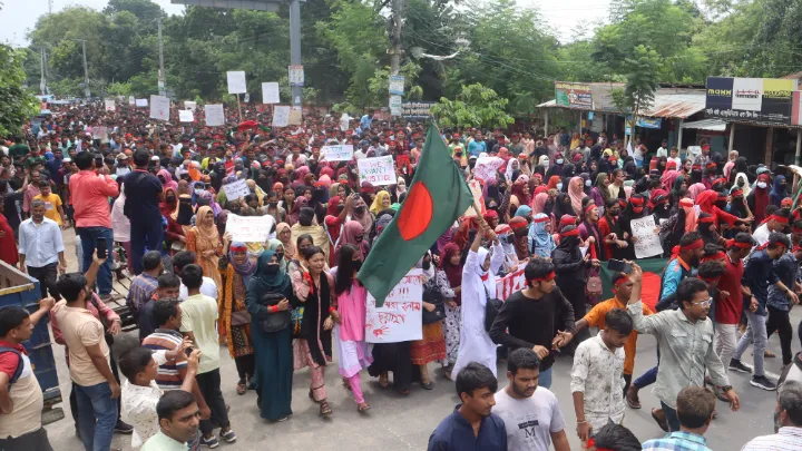 ফুলবাড়ীতে একদফা দাবিতে শিক্ষার্থীদের বিক্ষোভসহ অবস্থান