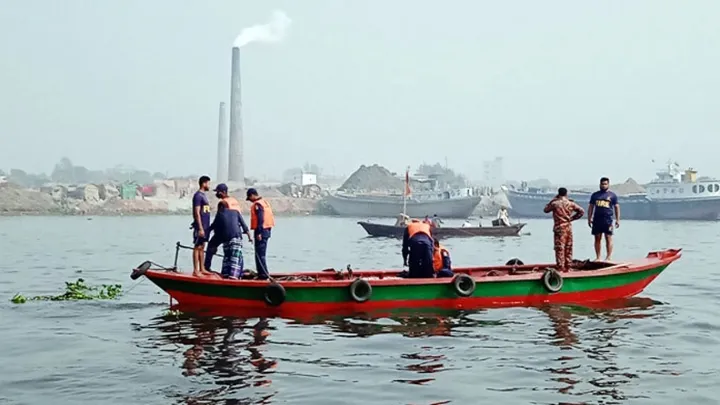 নারায়ণগঞ্জে ট্রলারডুবি, ভেসে উঠলো ৪ জনের মরদেহ