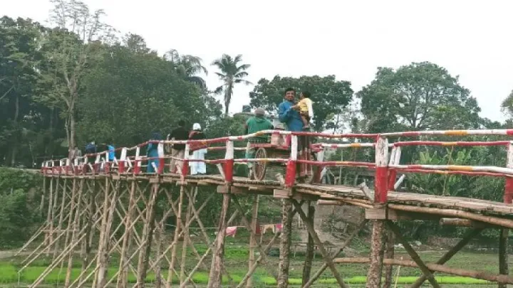 ঝিনাইদহে দুই ইউনিয়নের বাসিন্দারা বাঁশ ও কাঠ দিয়ে তৈরী করেছে বেইলি ব্রীজ