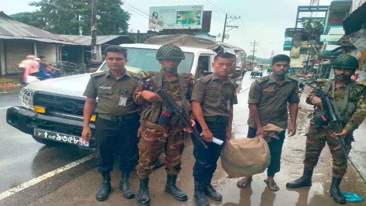 নোয়াখালীতে ব্যাংকে টাকা পৌঁছ দিল সেনাবাহিনী, লুট হওয়া অস্ত্র উদ্ধার