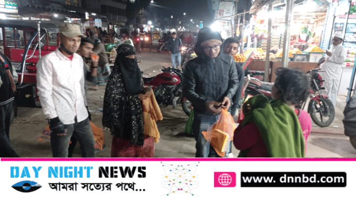 ফুলবাড়ীতে অসহায় মানুষের মাঝে খাবার বিতরণ করলেন কনিকা দান