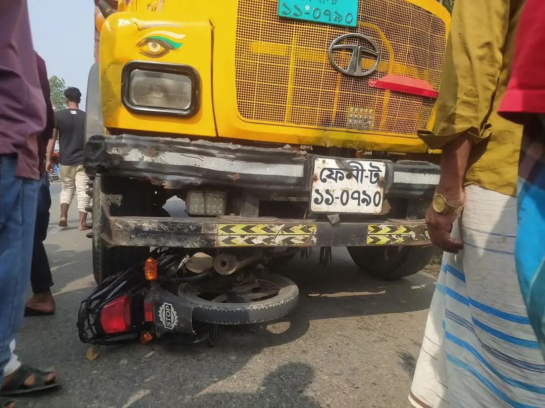 অ্যাম্বুলেন্স ওভারটেক করতে গিয়ে ট্রাক চাপায় তরুণের মৃত্যু