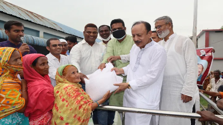 ফুলবাড়ীতে ৪ হাজার ৬২১ জন অসহায় পেলেন প্রধানমন্ত্রীর উপহারের ভিজিএফ চাল