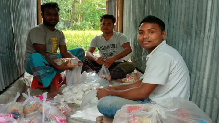 উলিপুরে অর্ধ শত পরিবারের মাঝে তৌহিদের ঈদ উপহার