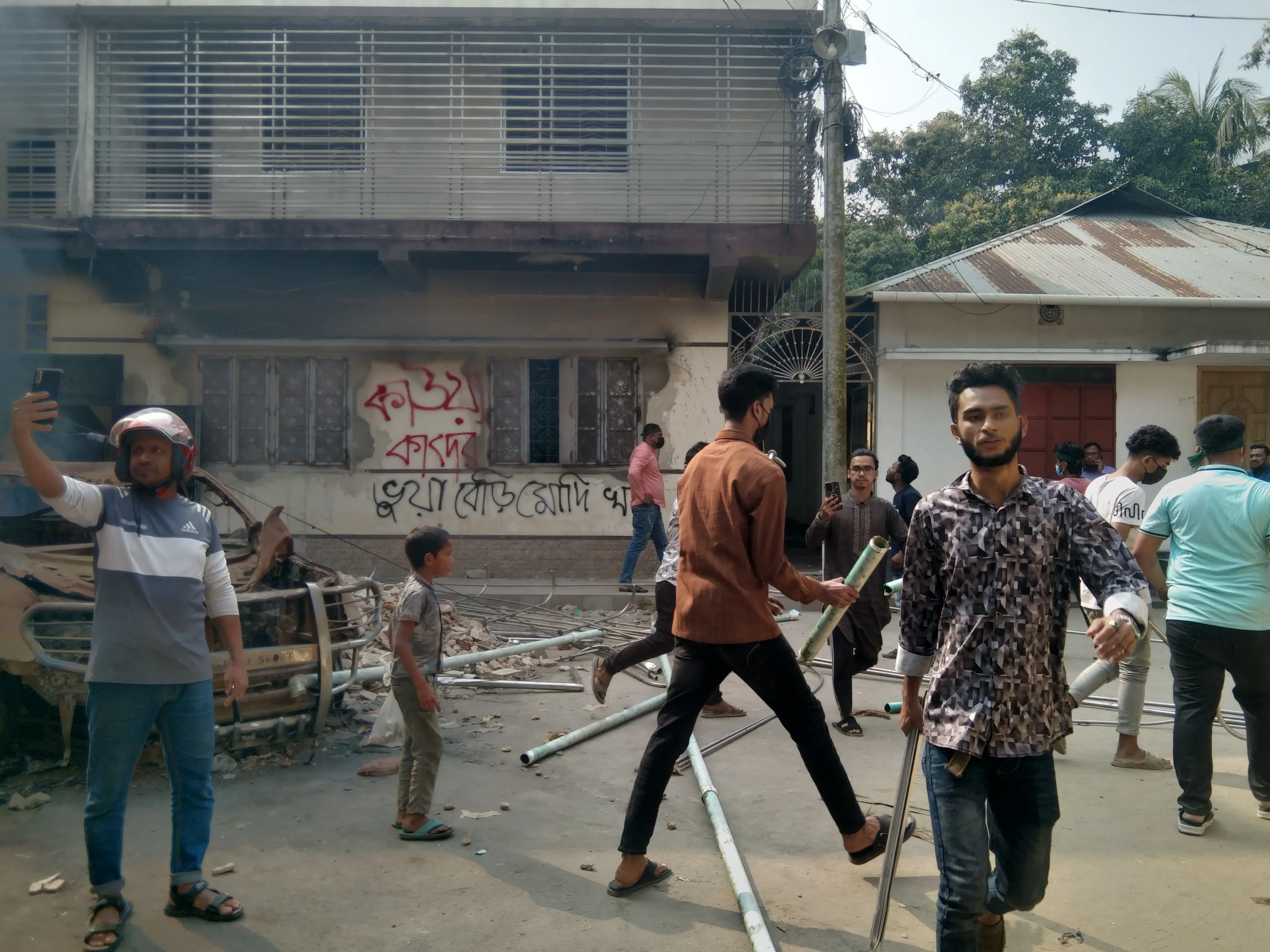 ফের ওবায়দুল কাদেরের গ্রামের বাড়িতে অগ্নিসংযোগ-ভাঙচুর