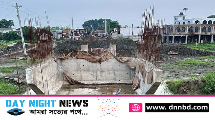 নির্ধারিত সময়ে শেষ হয়েছে অর্ধেক কাজ বর্ষায় ভোগান্তিতে পড়বে নদীর দু'পাড়ের মানুষ