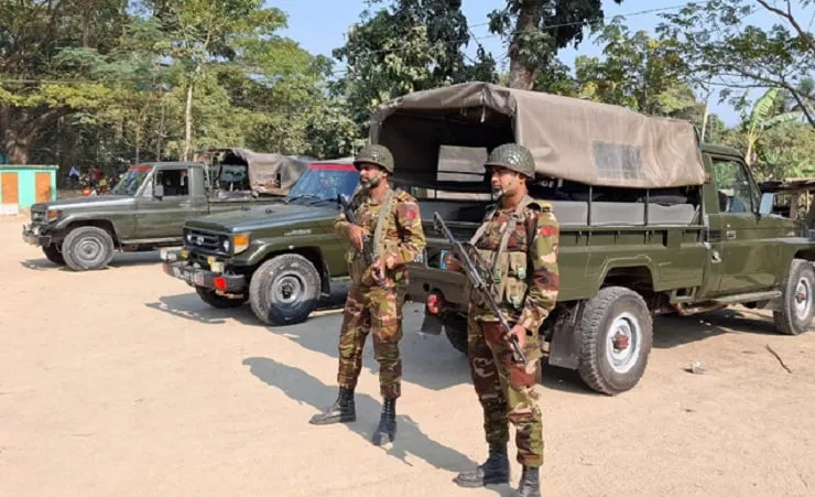 ঝিনাইদহে বোমা থাকার সন্দেহে মেহগনি বাগান ঘিরে রেখেছে যৌথবাহিনী