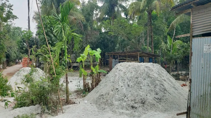 লক্ষ্মীপুরে কোটি কোটি টাকার সরকারি জমি দখল হচ্ছে, প্রশাসনের নেই কোন প্রদক্ষেপ 