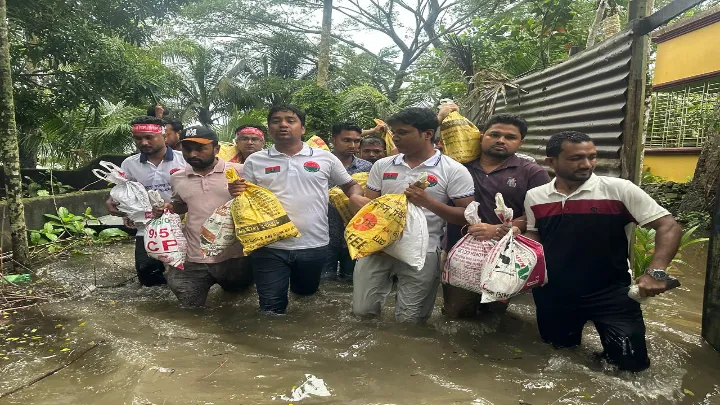 ঘরে ঘরে ত্রাণ পৌঁছে দিল কেন্দ্রীয় ছাত্রদল