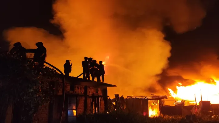 নোয়াখালীর মাইজদী,  হর্কাস মার্কেটে ভয়াবহ অগ্নিকান্ড, নিয়ন্ত্রণে ৫টি ইউনিট