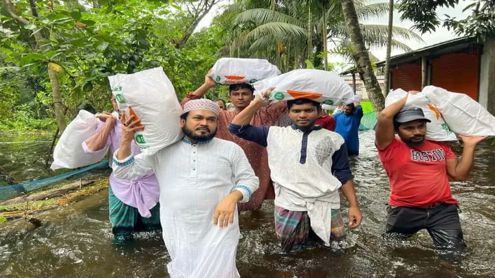 লক্ষ্মীপুরে পানিবন্দিদের মাঝে খাদ্য সামগ্রী বিতরণ করেন ড. রেজাউল করিম