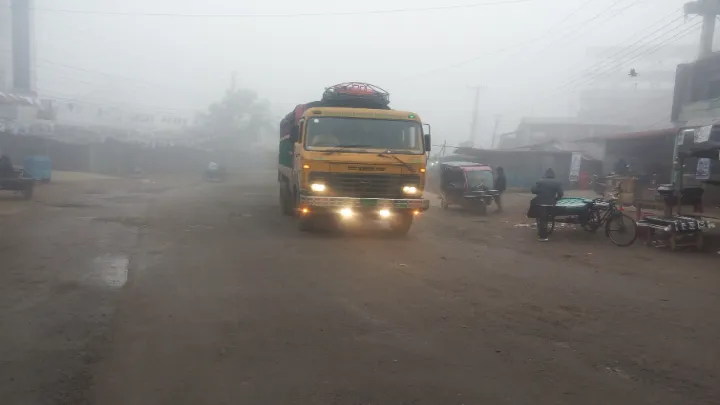 ফুলবাড়ীতে নেই সূর্য্যের দেখা,  ঘনকুয়াশার সাথে বইছে হিমশীতল বাতাস