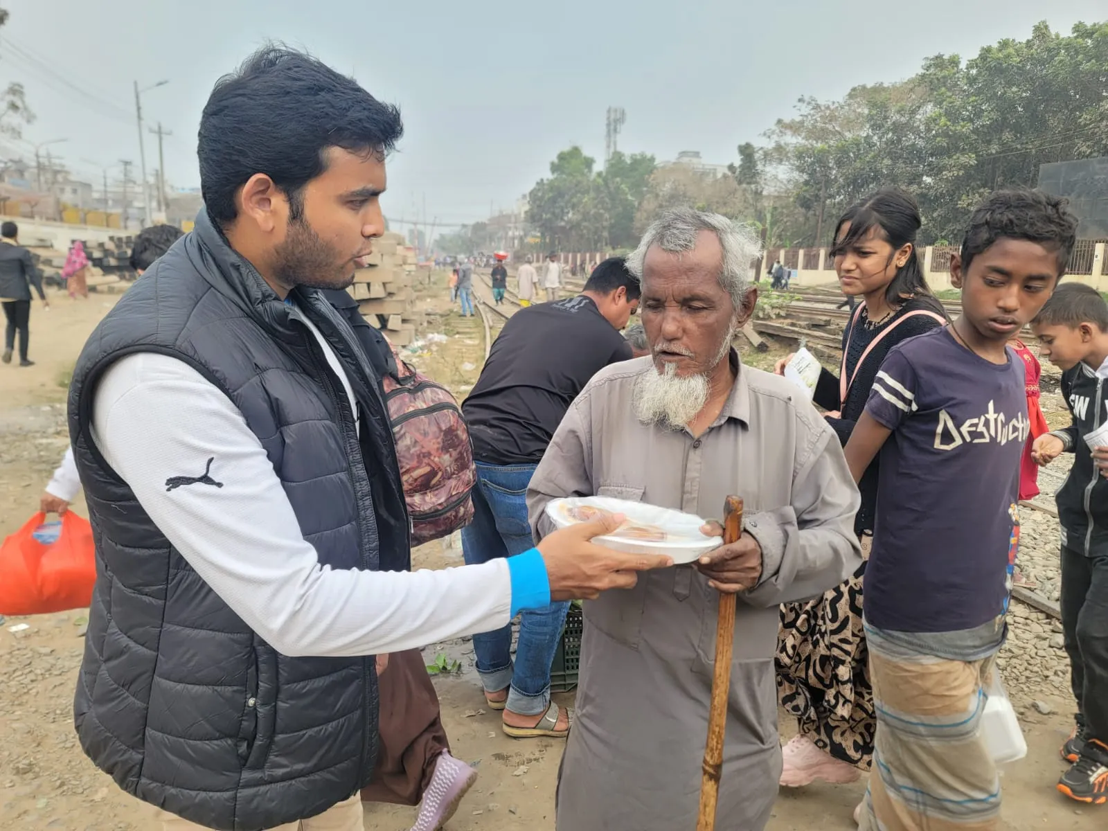 ভিবিডি-গাজীপুরের ব্যতিক্রমী উদ্যোগে পথশিশুদের মাঝে পিঠা বিতরণ