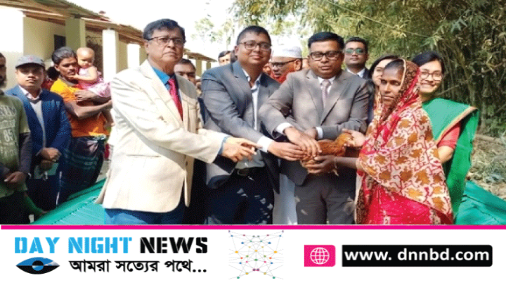 মুরগি পেয়ে খুশি আশ্রয়ন প্রকল্পের বাসিন্দারা