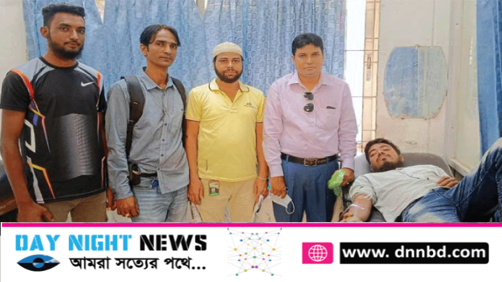 মানবিকতার উদাহরণ রেখে রক্ত দিয়ে রোগীকে বাঁচালেন তোফাজ্জ্বল ইসলাম