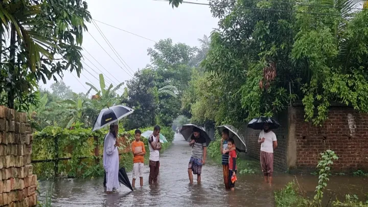 নোয়াখালীতে ঢুকছে ফেনীর মহুরী নদীর পানি, বন্যা পরিস্থিতির অবনতি 