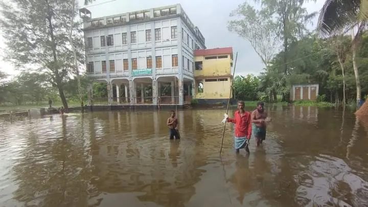 লক্ষ্মীপুরে ভারী বর্ষনে গ্রামীন সড়ক, বাড়িঘর ও ফসলী জমি পানির নীছে তলিয়ে গেছে