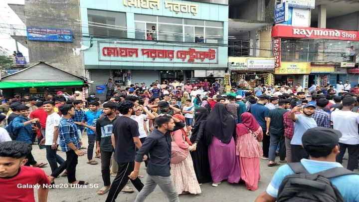 নোয়াখালীতে শিক্ষার্থীদের রিমেম্বারিং আওয়ার হিরোজ' কর্মসূচি পালন