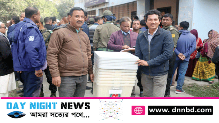 ফুলবাড়ীর ৫২টি ভোট কেন্দ্রে পৌঁছাল নির্বাচনী সরঞ্জাম