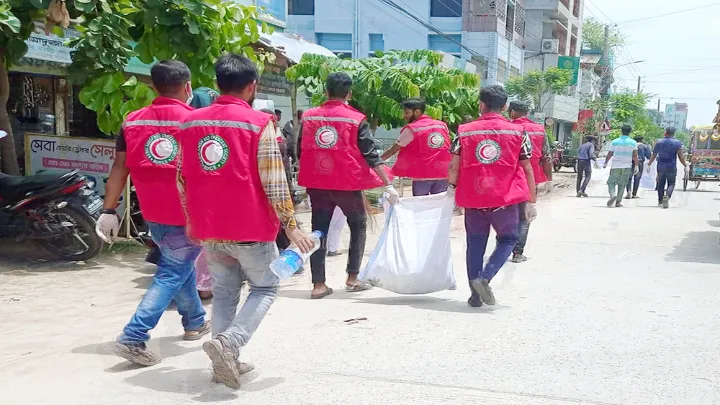 ফুলবাড়ী শহর পরিস্কার-পরিচ্ছন্ন রাখতে ঝাড়–, বেলচা ও বস্তা হাতে শিক্ষার্থীরা