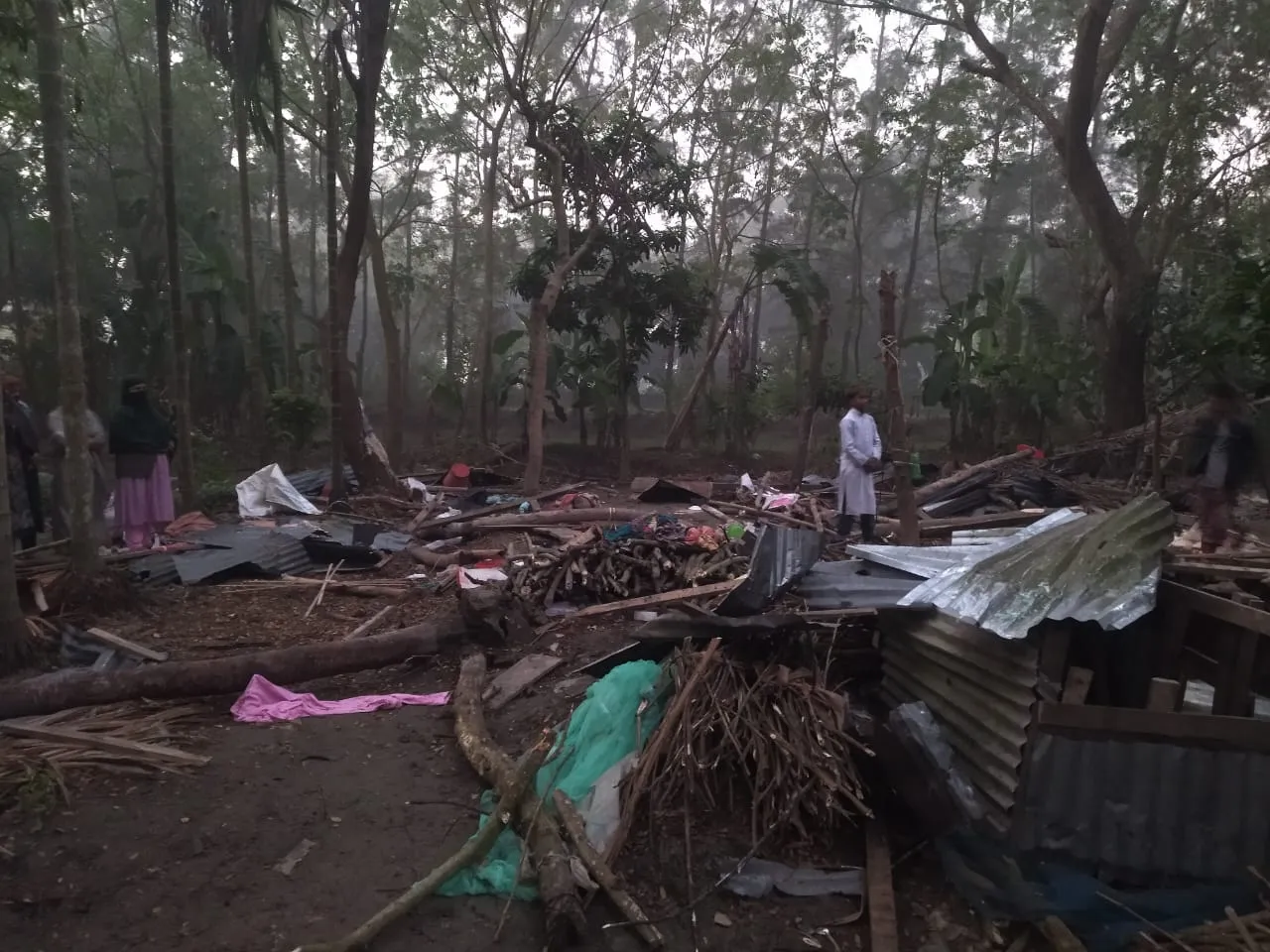 নোয়াখালীতে শিক্ষকের বাড়িতে হামলা অগ্নিসংযোগ