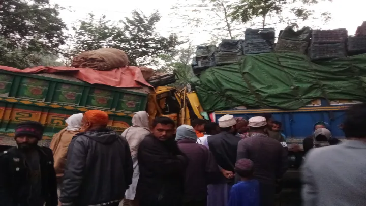 ঝিনাইদহে দুই ট্রাকে মুখোমুখি  সংঘর্ষে চালক নিহত