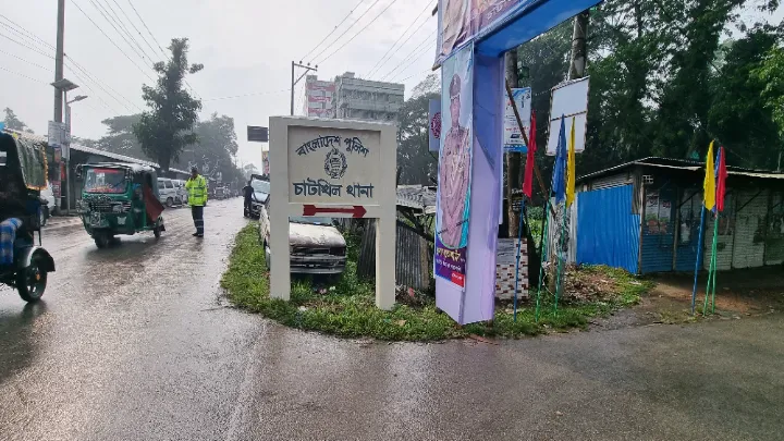 সড়কে পড়ে থাকা ব্যাগে মিলল ৫টি পেট্রোল বোমা